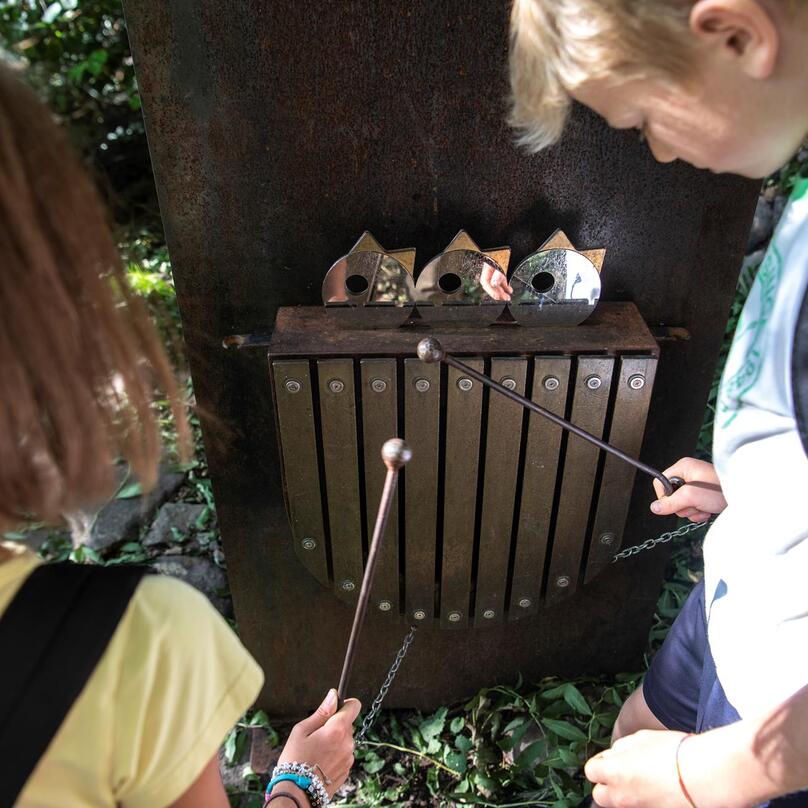 Two children on the Oswald von Wolkenstein trail